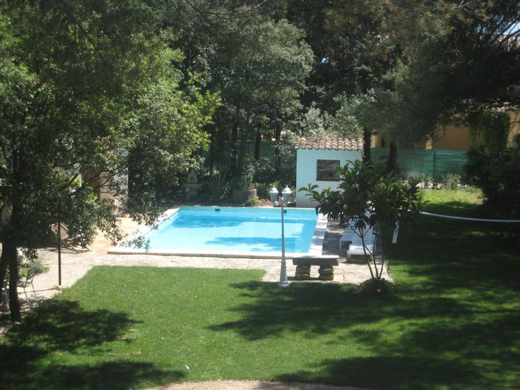 Hôtel Mas Les Filaos  à Carpentras Extérieur photo